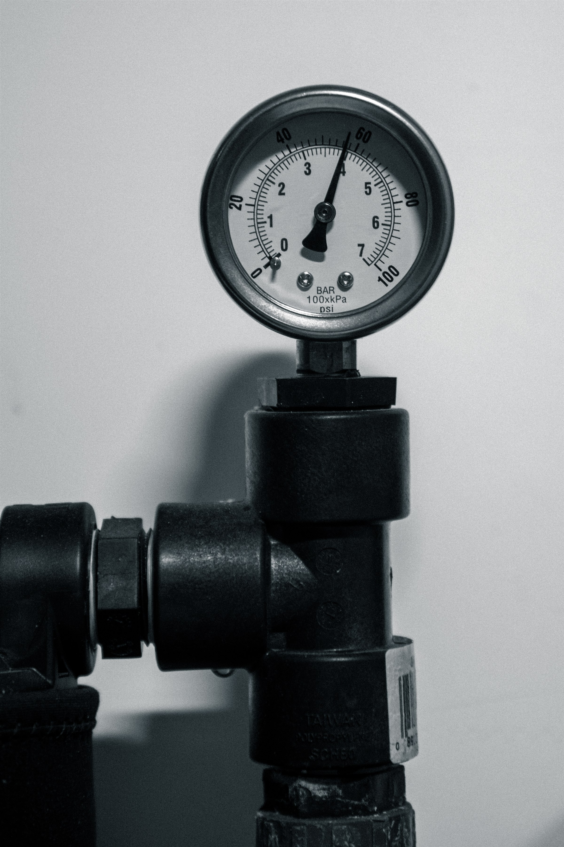Cultivation equipment pressure gauge